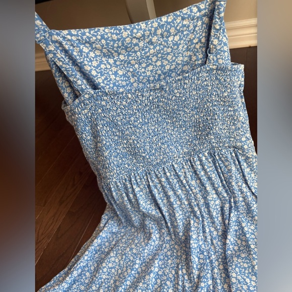 Blue Floral Romper size M Old Navy - like new condition romper cute for summer - Picture 7 of 8